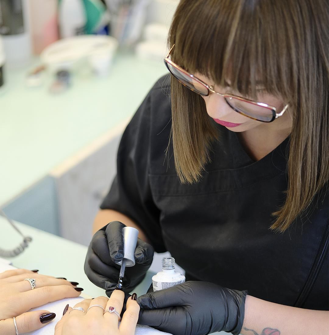 Manicure in corso, foto reale del centro